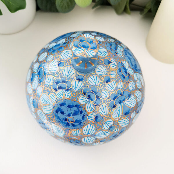 Boite ronde en papier mâché laqué - Bleu clair floral et or, artisanat du Cachemire (Inde) – Image 2