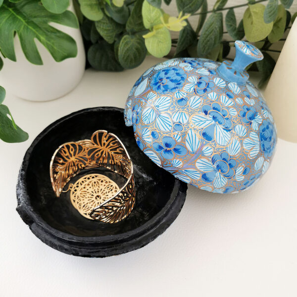 Boite ronde en papier mâché laqué - Bleu clair floral et or, artisanat du Cachemire (Inde) – Image 3