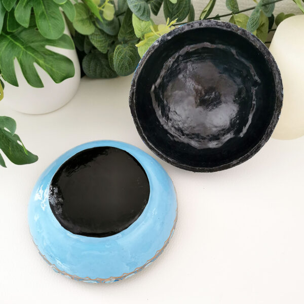Boite ronde en papier mâché laqué - Bleu clair floral et or, artisanat du Cachemire (Inde) – Image 5