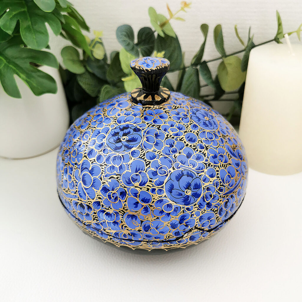 boîte ronde en papier mâché laqué bleu roi à décor floral doré, artisanat du Cachemire