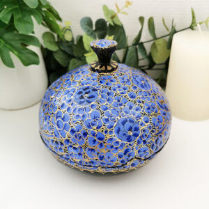 boîte ronde en papier mâché laqué bleu roi à décor floral doré, artisanat du Cachemire