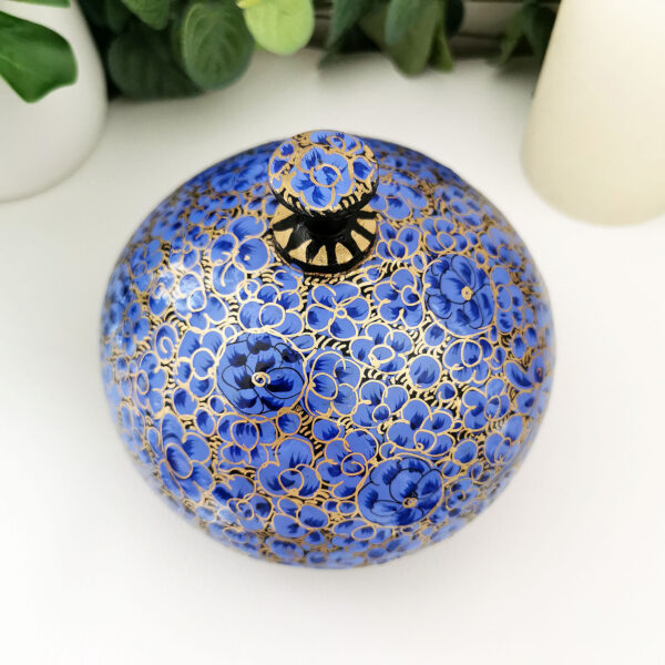 Boite ronde en papier mâché laqué - Bleu roi floral et or, artisanat du Cachemire (Inde) – Image 2