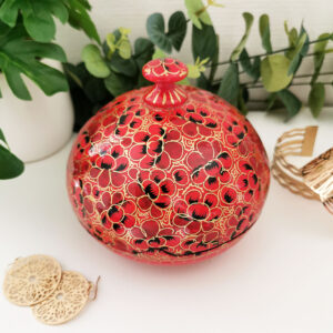 boîte ronde rouge en papier mâché laqué à décor floral doré, artisanat du Cachemire