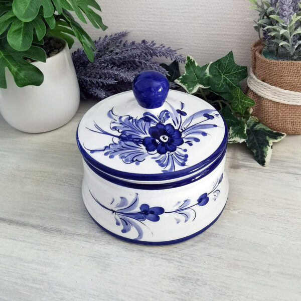 pot rond en porcelaine du Portugal avec décor floral bleu et couvercle à bouton