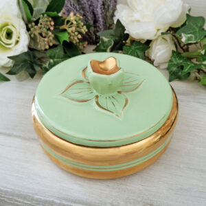 Boite en faïence vert d’eau et dorée avec fleur sculptée et liseré doré, style années 50
