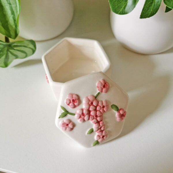 Petite boite hexagonale en céramique blanche à fleurs en relief – style romantique – Image 2