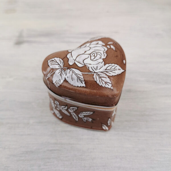 Petite boîte en forme de cœur en céramique peinte à la main à motif floral, signée Jardin d’Ulysse