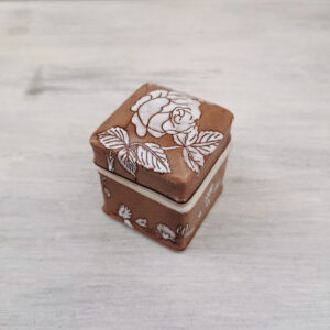 Boîte carrée en céramique Jardin d’Ulysse à décor de rose blanche peinte à la main