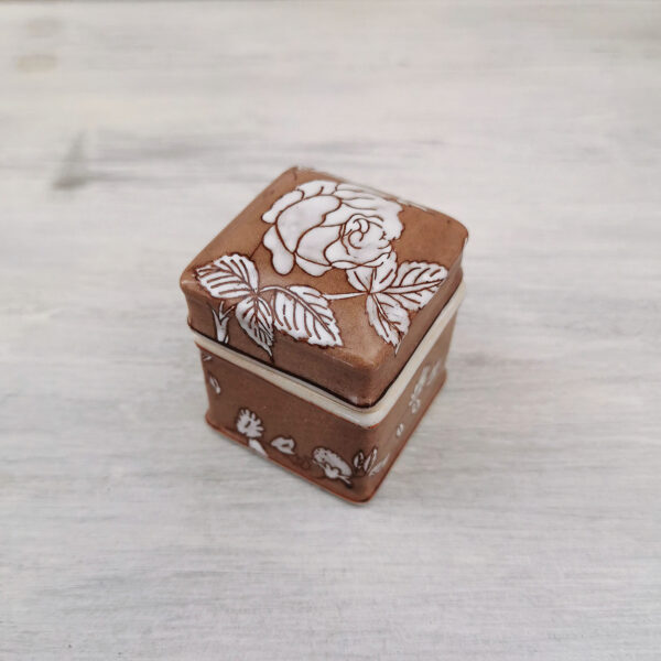 Boîte carrée en céramique Jardin d’Ulysse à décor de rose blanche peinte à la main