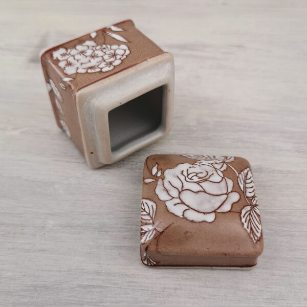 Petite boite carrée Jardin d’Ulysse - céramique peinte à la main à motif floral blanc – Image 2