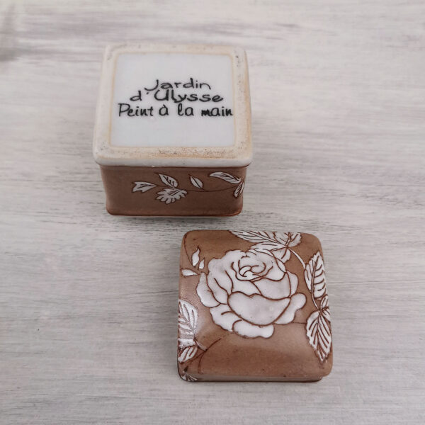 Petite boite carrée Jardin d’Ulysse - céramique peinte à la main à motif floral blanc – Image 3