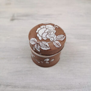 Petite boîte ronde en céramique peinte à la main à motif floral blanc, signée Jardin d’Ulysse