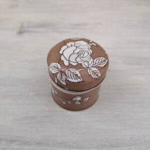 Petite boîte ronde en céramique peinte à la main à motif floral blanc, signée Jardin d’Ulysse