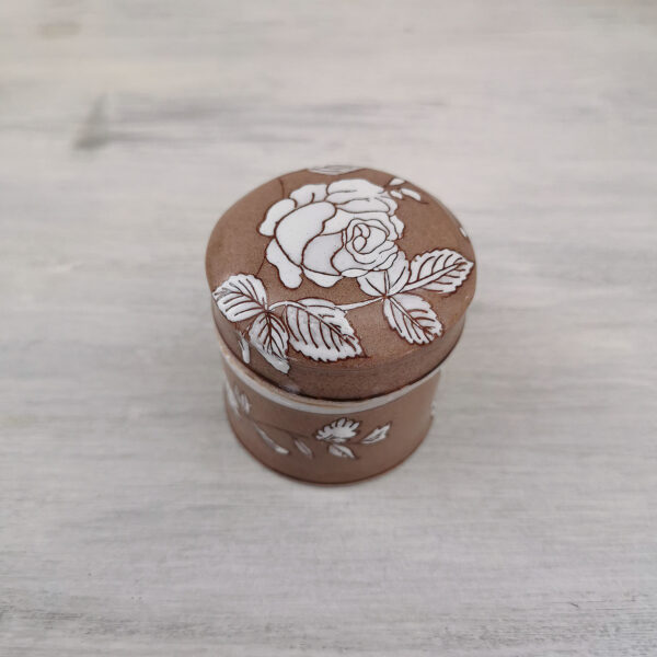 Petite boîte ronde en céramique peinte à la main à motif floral blanc, signée Jardin d’Ulysse