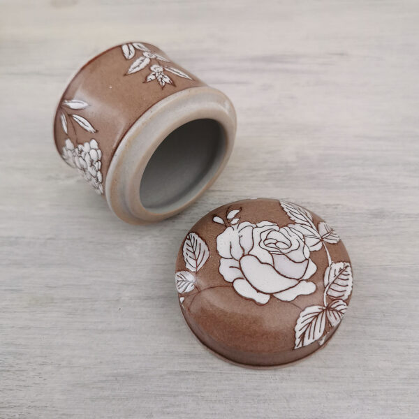 Petite boite ronde Jardin d’Ulysse - céramique peinte à la main à motif floral blanc – Image 2