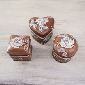 Lot de trois petites boîtes en céramique peintes à la main signées Jardin d’Ulysse : formes cœur, carrée et ronde