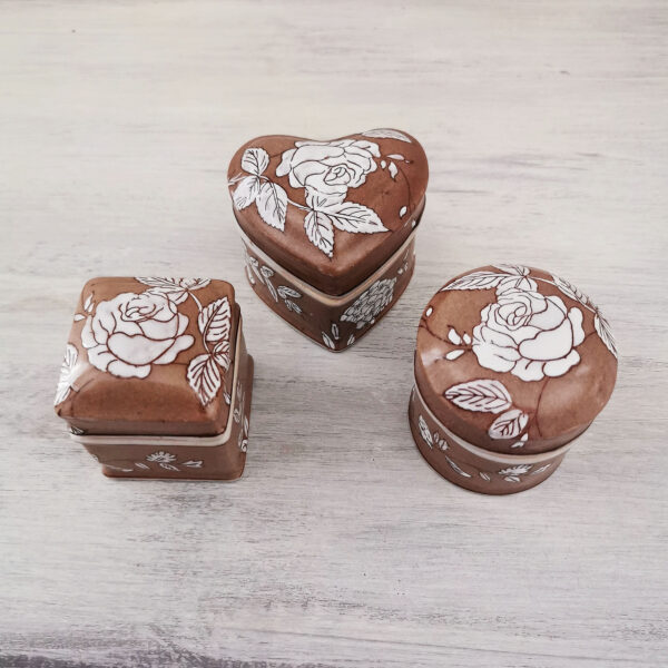 Lot de trois petites boîtes en céramique peintes à la main signées Jardin d’Ulysse : formes cœur, carrée et ronde