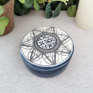 boîte ronde en porcelaine signée Bélien, décor bleu nuit géométrique sur couvercle