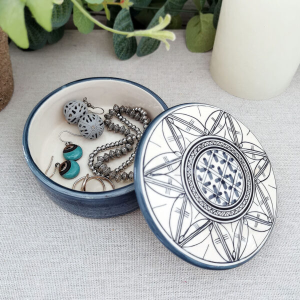 Boite ronde en porcelaine émaillée – Décor bleu nuit graphique – Image 2