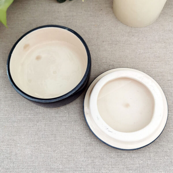 Boite ronde en porcelaine émaillée – Décor bleu nuit graphique – Image 4