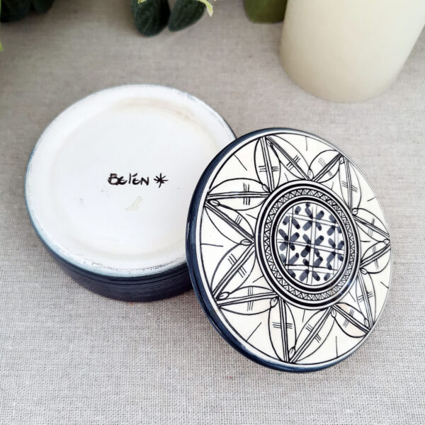 Boite ronde en porcelaine émaillée – Décor bleu nuit graphique – Image 5