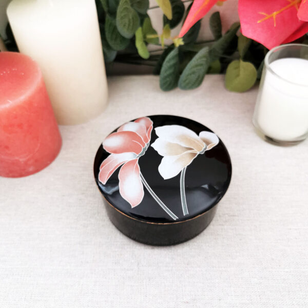 boîte ronde en céramique émaillée noire à décor floral sérigraphié, style asiatique