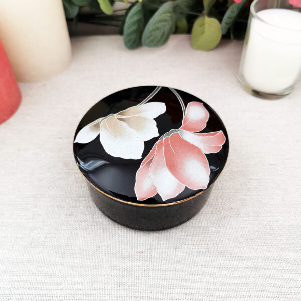 Boite ronde émaillée noire à fleurs stylisées (années 70/90) – Image 2