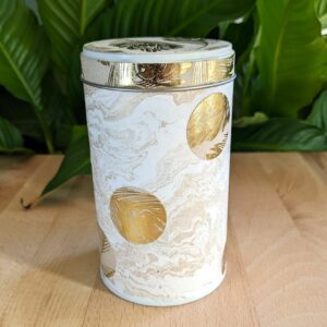 boîte à thé artisanale marbrée blanc et or avec plumes dorées – Les Boîtes du Luberon