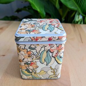 boîte à thé artisanale carrée motif clématite en fleurs style Mucha – Les Boîtes du Luberon