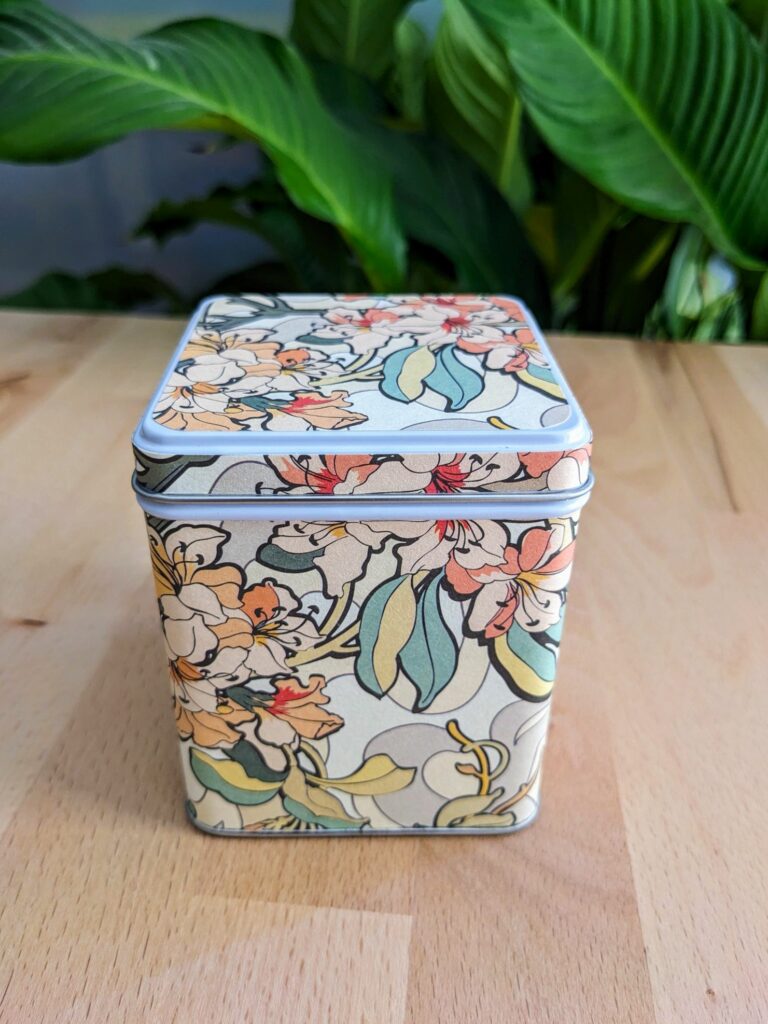 boîte à thé artisanale carrée motif clématite en fleurs style Mucha – Les Boîtes du Luberon