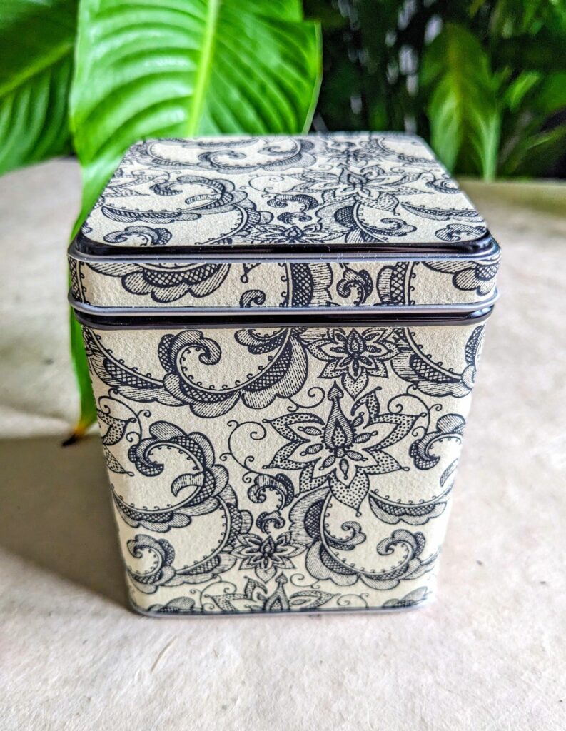 boîte à thé artisanale carrée motif floral noir et blanc – Les Boîtes du Luberon