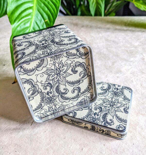 boîte à thé artisanale carrée motif floral noir et blanc – Les Boîtes du Luberon