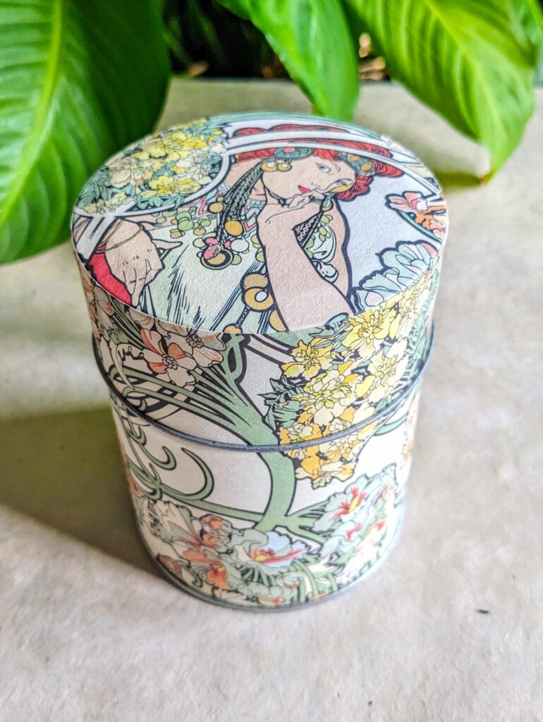 boîte à thé artisanale ronde motif fleurs jaunes et femme style Mucha – Les Boîtes du Luberon