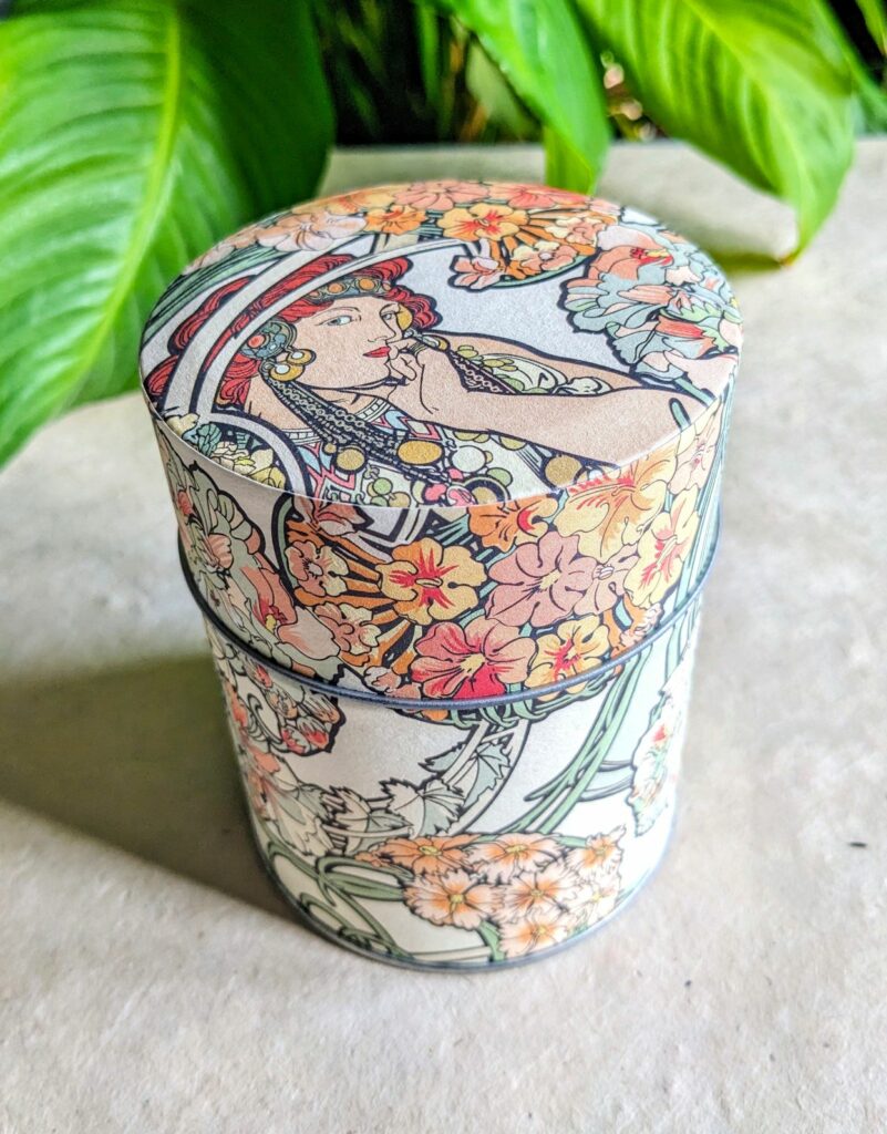 boîte à thé artisanale ronde motif fleurs oranges et femme style Mucha – Les Boîtes du Luberon