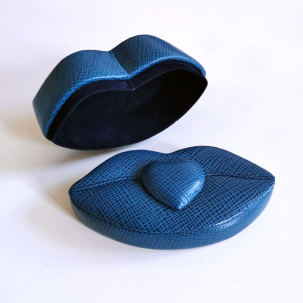 Boite lèvres bleues en simili cuir et suédine – Image 3
