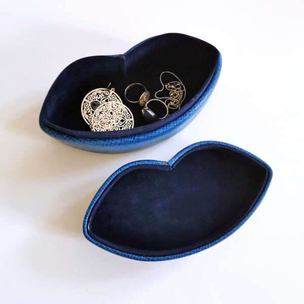 Boite lèvres bleues en simili cuir et suédine – Image 4