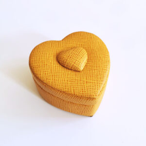 boîte en forme de cœur jaune en simili cuir avec intérieur en suédine, vue fermée