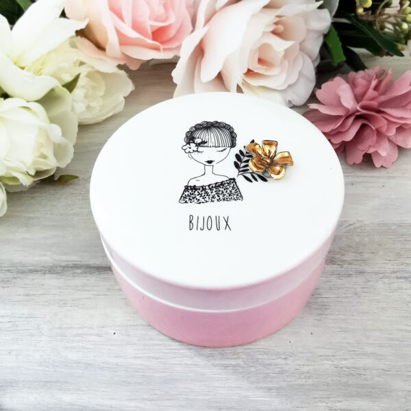 Boite "Bijoux de demoiselle" en céramique rose avec illustration rétro d’une jeune fille et inscription "Bijoux"