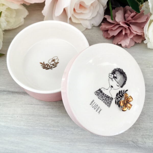 Boite à bijoux en céramique rose et illustration rétro-chic – Image 2
