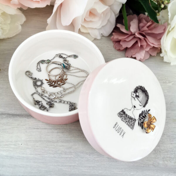 Boite à bijoux en céramique rose et illustration rétro-chic – Image 3