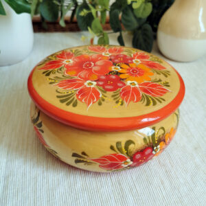 boîte en bois ronde peinte à la main, décor floral rouge et orange sur fond doré