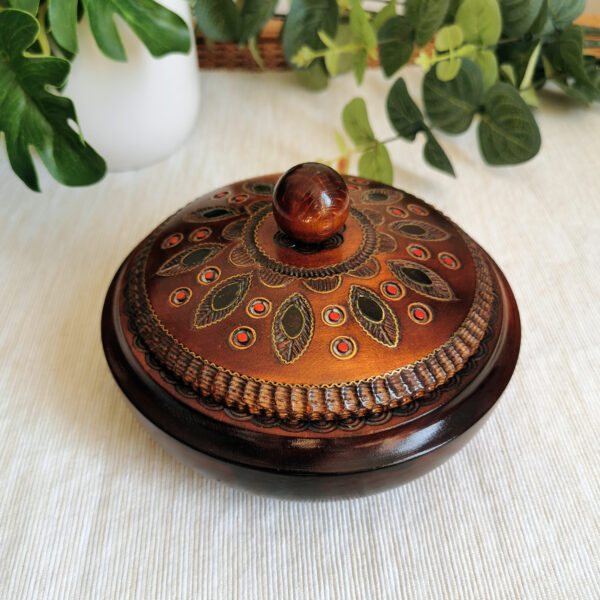 Boîte ronde en bois sculpté et peint à la main avec motifs colorés