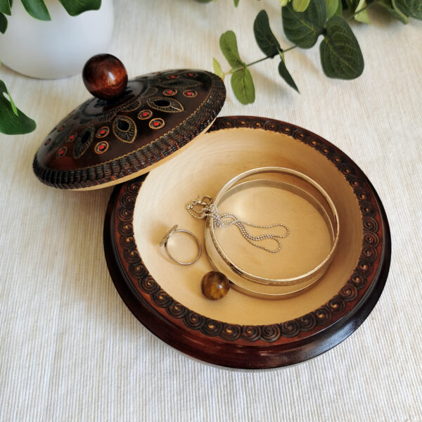 Boite ronde en bois sculpté et peint - Pologne – Image 2