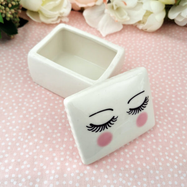 Petite boite en céramique blanche "joues roses et cils fermés" – esprit poétique et girly – Image 2