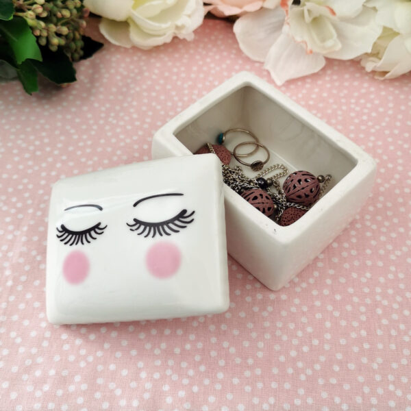 Petite boite en céramique blanche "joues roses et cils fermés" – esprit poétique et girly – Image 3