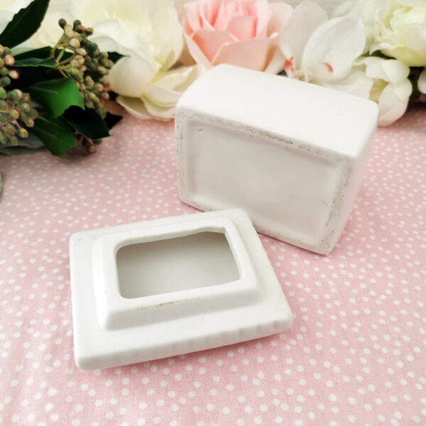 Petite boite en céramique blanche "joues roses et cils fermés" – esprit poétique et girly – Image 4