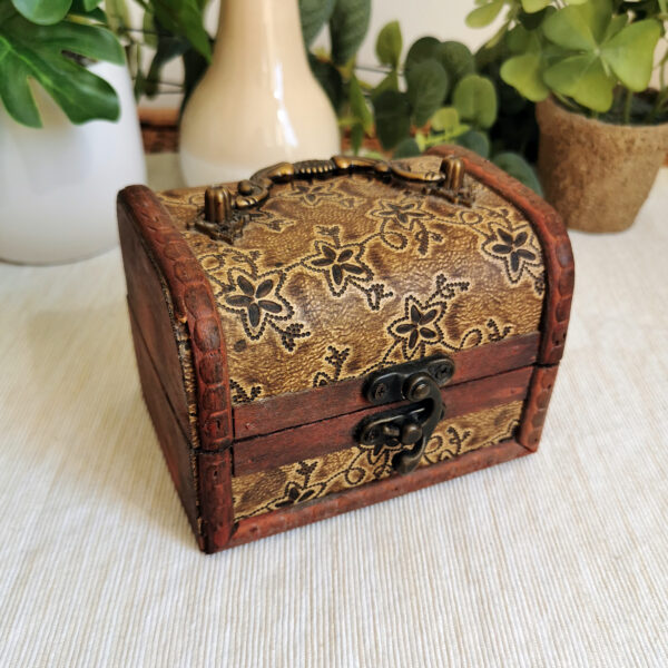 Petit coffret en bois décoré façon coffre ancien avec motif floral