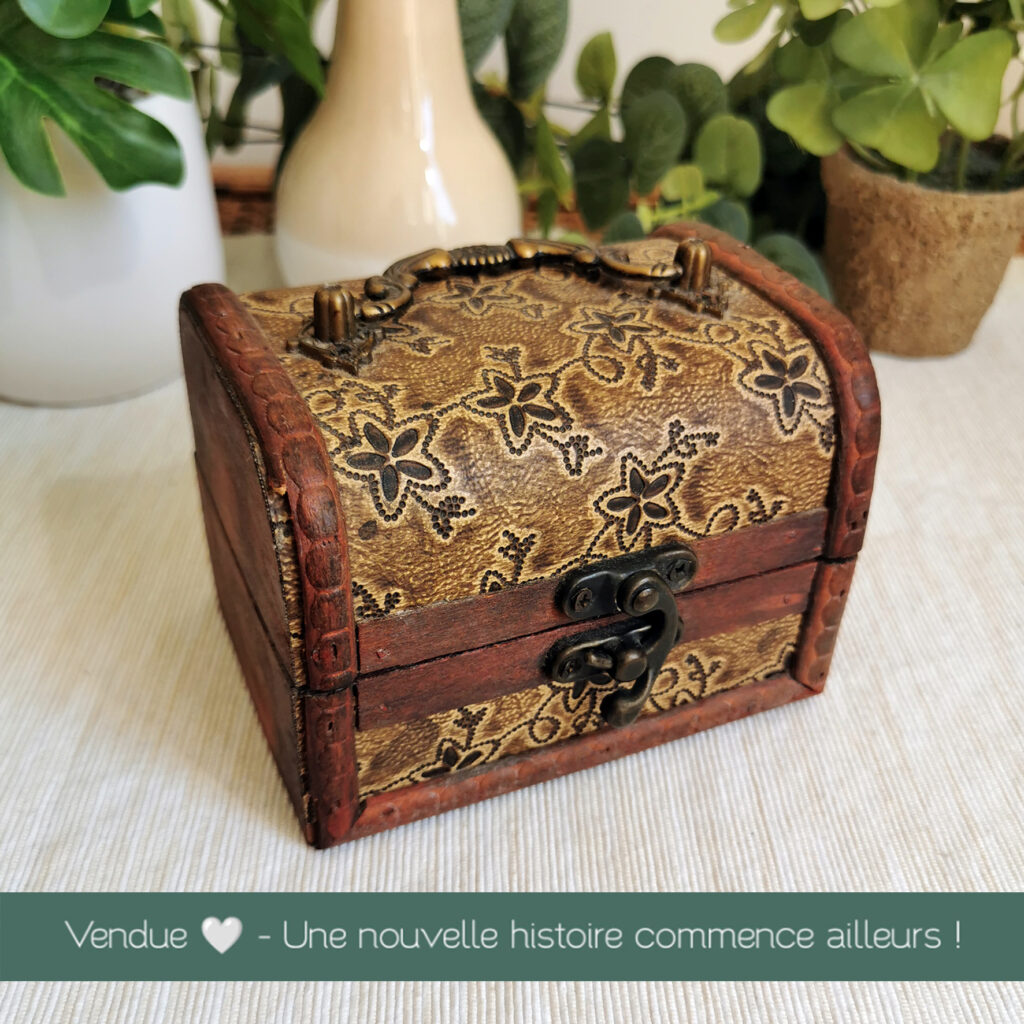 Petit coffret en bois décoré façon coffre ancien avec motif floral