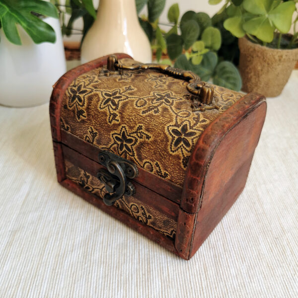 Petit coffret en bois, façon coffre ancien – Image 2