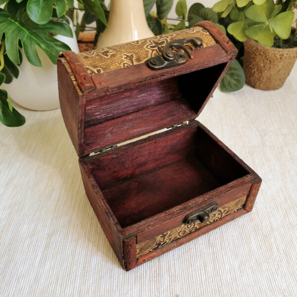 Petit coffret en bois, façon coffre ancien – Image 4